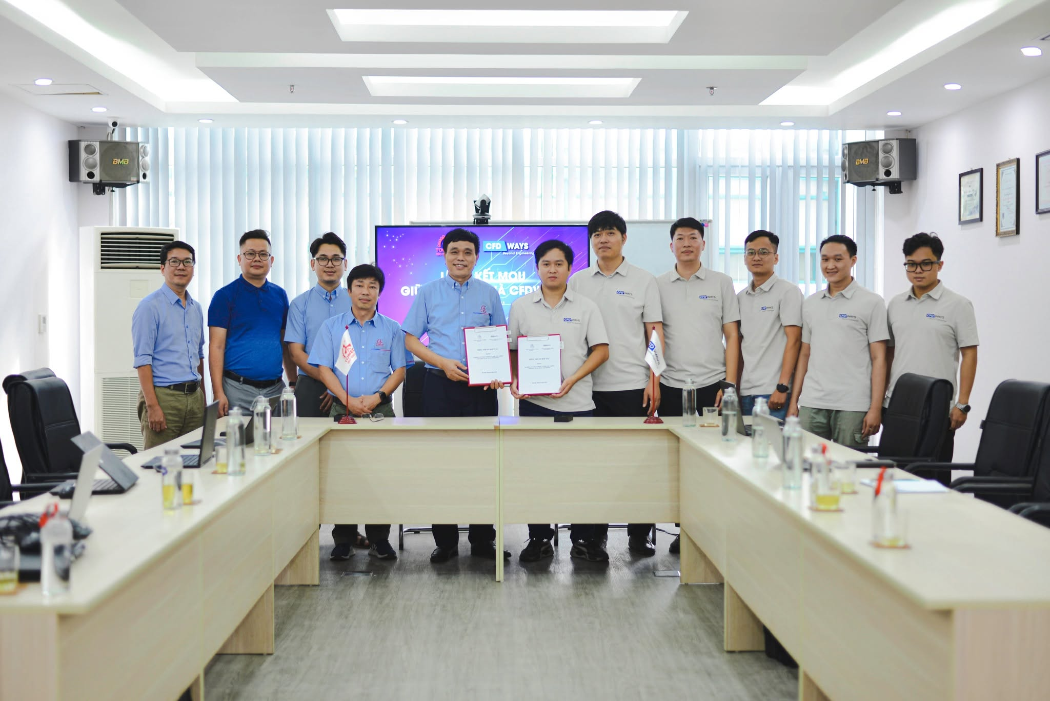 Kỹ sư CFDWAYS trao đổi kết quả mô phỏng tại văn phòng Hà Nội